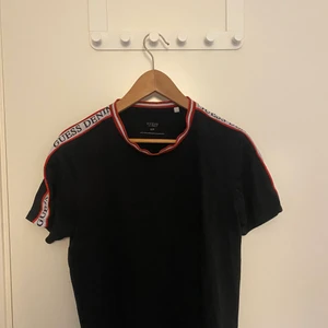 Guess T-shirt  - T-shirt från Guess, skick 9/10, storlek S