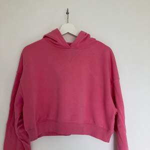 Söt rosa croppad hoodie, perfekt till sommaren. Knappt använd i storlek M men passar mig som annars har S 👛🌸🌸☀️