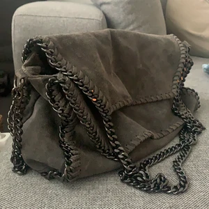 Väska - Säljer min älskade gråa väska❤️❤️ super rymlig och fin att ha med sig! Köparen står för frakt! Väskan har inga defekter utan är i toppen skick! Har både korta och längre kedja❤️