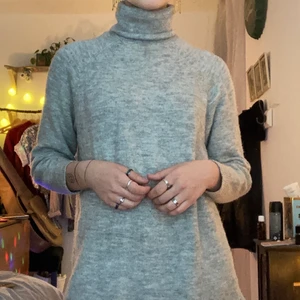 Polo klänning  - Stickad poloklänning i gott skick. Knappt använd 