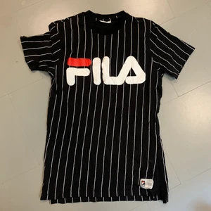 Fila T-shirt  - En svart randning fila T-shirt i väldigt fint skick!