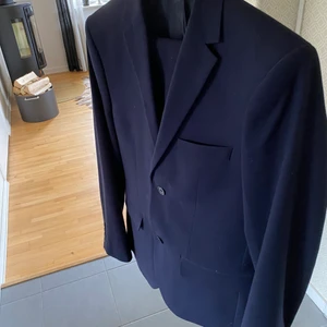 Marinblå kostym - Marinblå kostym. Kan skicka fler bilder vid förfrågan. I nyskick.