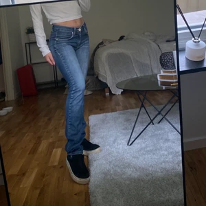 Jeans - Ett par äldre lågmidjade jeans, sitter skitsnyggt!