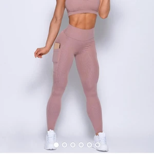 Bombshell Sportswear träningsset - Säljer detta ursnygga set från Bombshell Sportswear som är utsålt hos dem. Nypris över 1200 sälj nu för 700 kr. Stolen på byxorna M, bh-n S. 