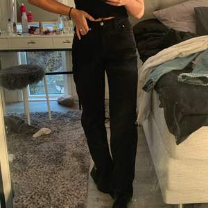 Svarta jeans från weekday i modellen Rowe.