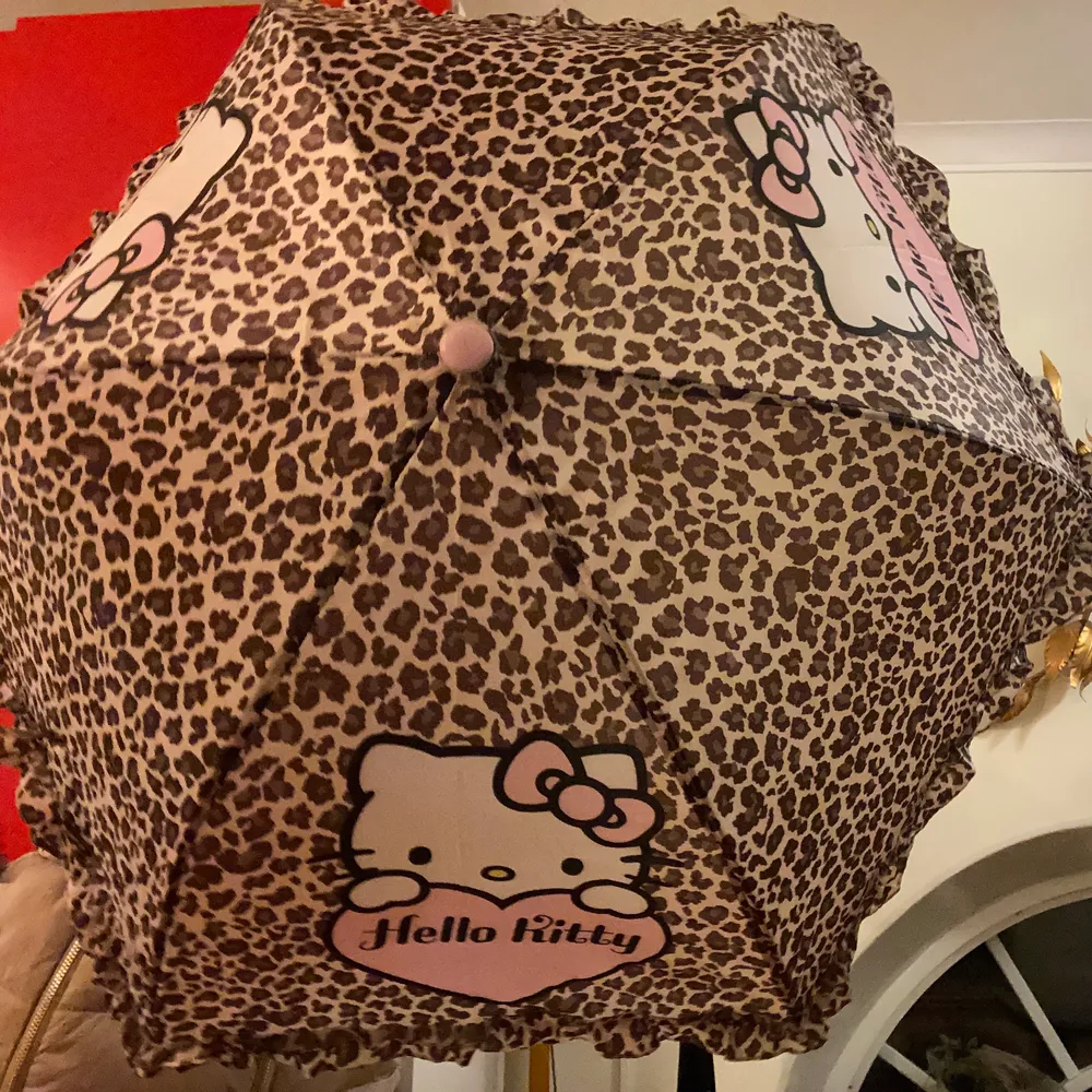 Så gulligt och modeaktikt paraply kan möttas upp och frakta. Övrigt.
