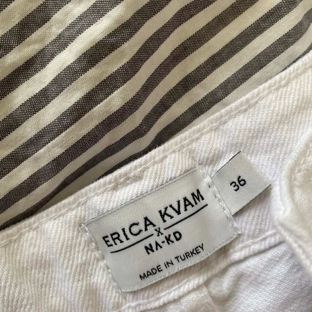 Säljer dessa fina vita jeans ifrån Erica kvams kollektion med nakd🤍🤍. Jeans & Byxor.