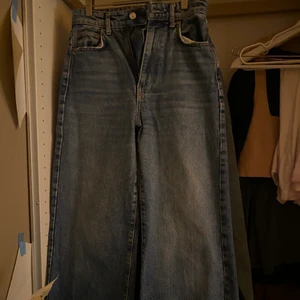 Jeans - mörkblåa highwaist jeans från gina! långa och har raka ben! säljer då de aldrig används💕💕