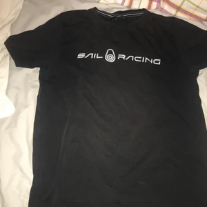 Hej jag säljer en shil racing t-shirt - Shil racing t-shirt den är svart och det står med vitt