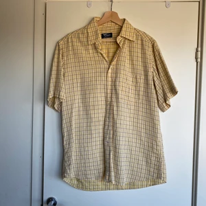 Skjorta - Jättefin kortärmad skjorta köpt på humana, den är i fint skick<33 köparen står för frakten