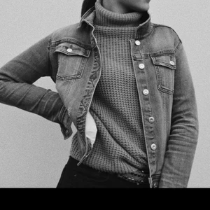 Jeansjacka - Säljer denna jeansjacka från Zara i storlek M. Passar även XS/S! Har själv målat baksidan av jackan, vilket blev en cool unik detalj!! Knappt använd. 💘💘