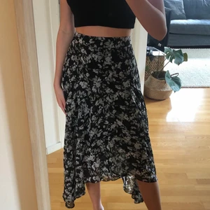 Blommig kjol - Jättefin blommig långkjol i storlek S, använd ett antal gånger förra sommarn men fortfarande fint skick