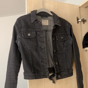Svart jeansjacka  - Kortare modell från ASOS. Knappar fram 
