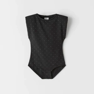 Body med strass  - En body från zara barn men som passar bra på mig som är 167 (xs-s). Bodyn har vaddering i ärmarna men är lätt att klippa bort om man inte vill ha kvar dom