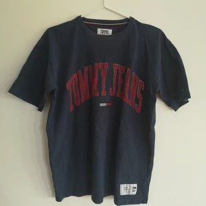 Oversized T-shirt strl S - Mörkblå oversized T-shirt av märket Tommy Jeans💙