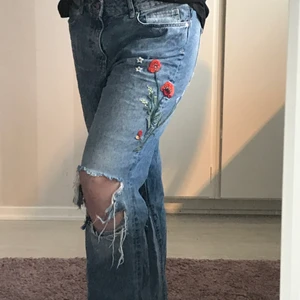Blommiga slitna jeans  - Jag råkade köpa dessa i en för stor storlek för ett par år sedan och har därför aldrig använt dom. Kvaliten är bra!
