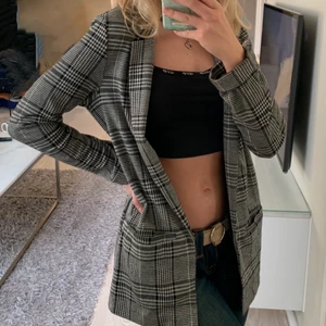 Rutig kappa  - Säljer denna superfina rutiga kappa/kavaj. Den är väldigt tunn och perfekt nu till våren, mer som en kofta egentligen!