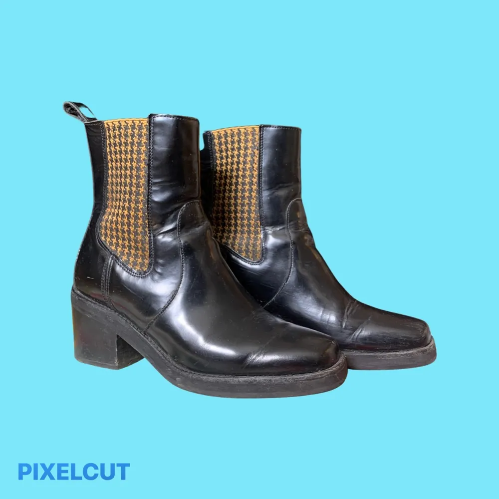 Svarta boots i äkta läder, handgjorda i Portugal från & Other Stories. Klacken är 6cm hög och skorna är i mycket fint skick! . Skor.