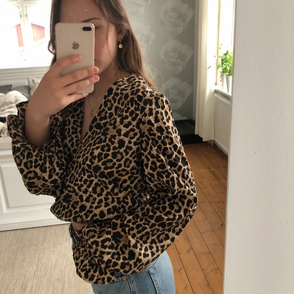 Säljer denna snygga blus i leopardmönster från Nakd då jag inte använder den💕 använd endast fåtal gånger💗 Pris går att diskuteras samt frakt står köparen för. Nypris 250kr. Blusar.