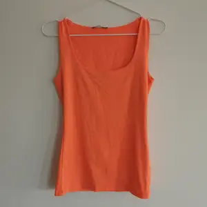 Ett neon oranget linne i tjockare tyg som gör att det inte är genomskinligt. Härlig färg till sommaren🧡