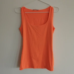 Neon orange linne strl S - Ett neon oranget linne i tjockare tyg som gör att det inte är genomskinligt. Härlig färg till sommaren🧡