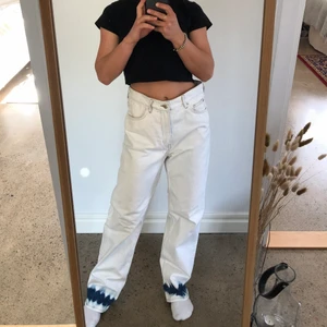 Vita jeans med tiedye - Vita jeans med mörkblå tiedye detaljer nedtill. Från H&M. Storlek 40. Ganska långa, jag är 164cm och dom är för långa för mig. Fint skick, inga fläckar!