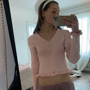 Tröja  - Jätte fin cardigan helt oanvänd med lapp! Köparen står för frakt på 66 kr! Perfekt till sommaren 