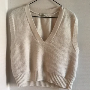 Stickad väst - En krämvit stickad väst från Gina i stl s. Den är i mycket bra skick då jag inte har använt den så ofta, bud?( spårbar frakt 90kr) 