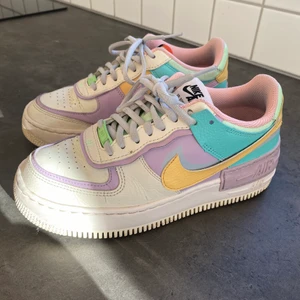 Air force shadow pastel -  Nike air force 1 shadow pastel💕 köpta för 2 år sen men tyvärr i fel storlek så dom har knappt kommit till användning, därför i väldigt bra skick! Storlek 37.5 
