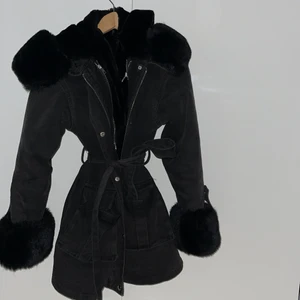 Chelsea x Tessie Jacka - Pälsjacka Parka. Storlek S/M. Bra skick. Pälsen kan tas bort, går att använda som vårjacka. Mörkgrå tyg som material, ser nästan svart ut.