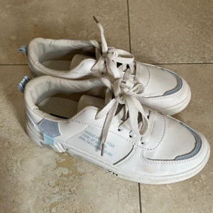 sneakers - Säljer dessa ursnygga sneakers från shein som aldrig kommer till användning då dom är för små.  Mycket bra skick. Använd 1 gång. Jag är vanligtvis storlek 39 i skor och dessa skor är storleken 40 men passar därav storlek 37/38.