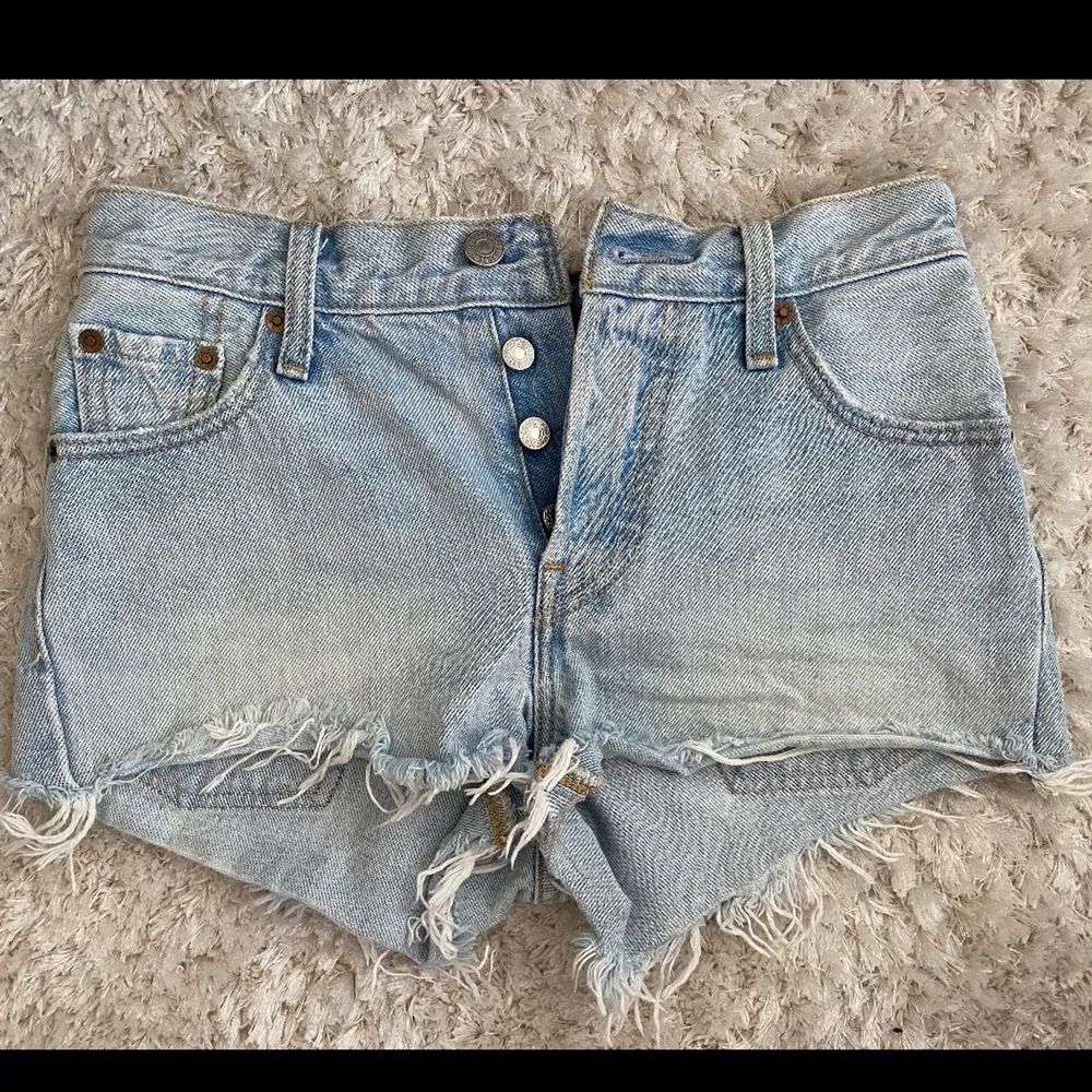 Säljer mina snygga levis shorts i storlek 23 eftersom de har blivit för små. Shorts.