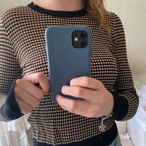 Mönstrad topp från Zara - Säljer en supersöt topp från Zara som sitter så fint på!💖💖 Storlek M, men skulle säga att den passar allt från XS-M då den är stretchig! Kan mötas upp i Göteborgs området eller posta, köparen står för frakten🌸