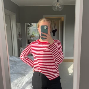 Randig tröja - En luftig rödrandig tröja från monki. Köpt på plick men sparsamt använd av mig. Bra skick inga defekter. Stor i storleken 🌹🌹 frakt tillkommer