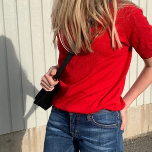 Röd tröja  - Säljer min röda tröja som är i fint skick!💕