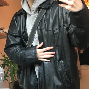 Skinnjacka - Fin skinnjacka storlek L... lite slitningar på ena axeln, se bild 3. kan mötas och frakta. BUDGIVNING PÅGÅR, BUDA I KOMMENTARERNA HELST. HÖGSTA BUD NU ÄR 290, avslutar på söndag kl 20:00