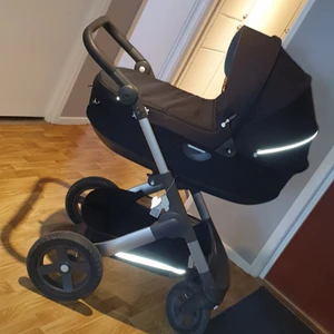 Stokke vagn. ligg+sittdel - Härlig vagn i gott skick. Använd av 2 barn. Inköpt år 2017. Stokke orginal tillbehör så som parasoll,syskonbräda och myggnät fås till om man vill ha. 