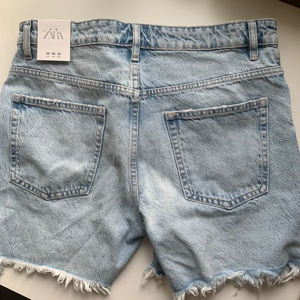 Helt nya jeansshorts från Zara, aldrig använda då storleken inte passade mig:( . Shorts.