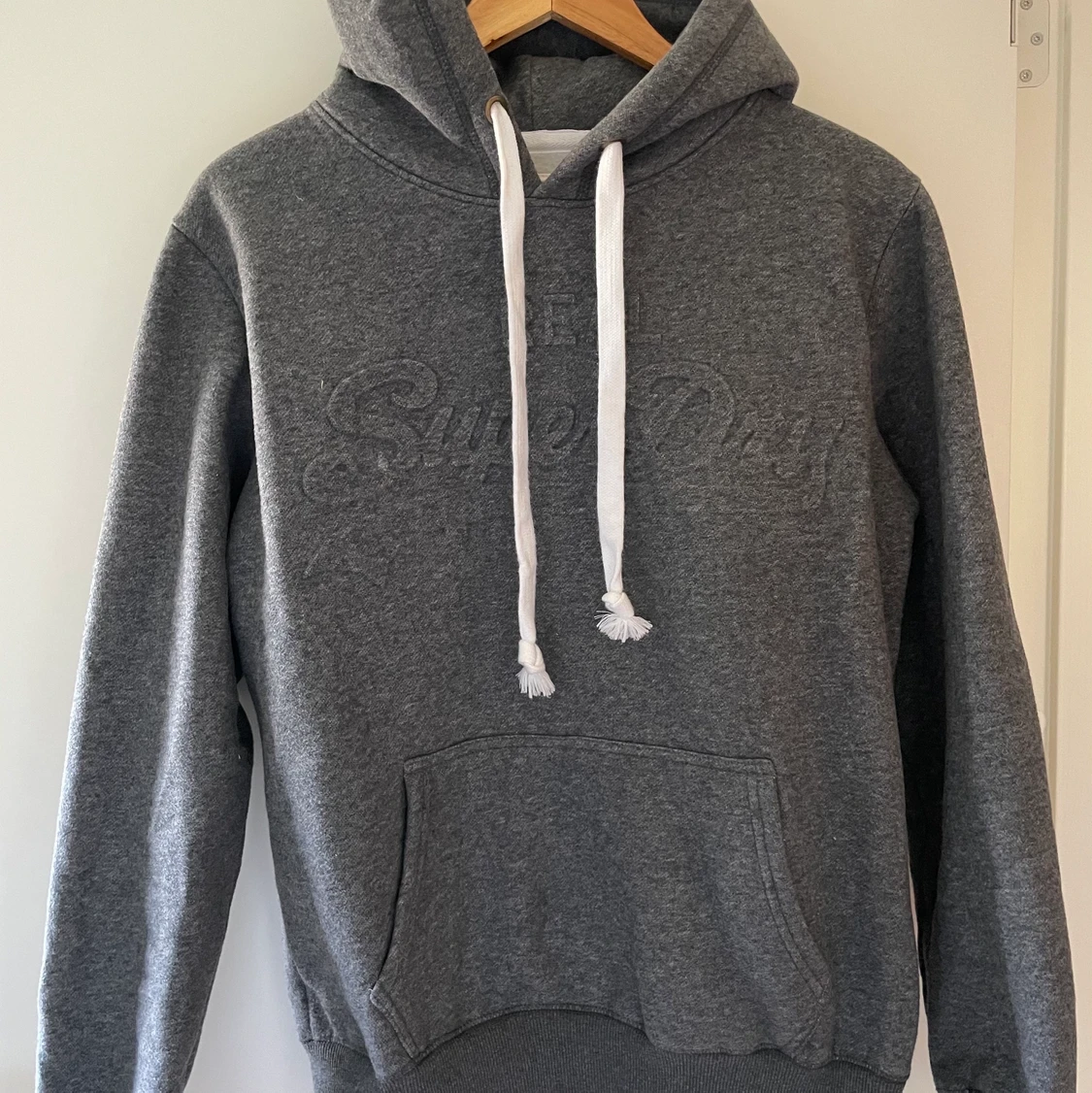 Grå hoodie