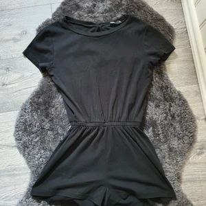 Svart playsuit storlek xs - Basic svart playsuit. Är i storlek XS men skulle påstå att den är mer en S. Kan skickas eller mötas upp. (Köpare står för frakten)