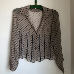 Super söt blus - Fin lite genomskinlig blus :)