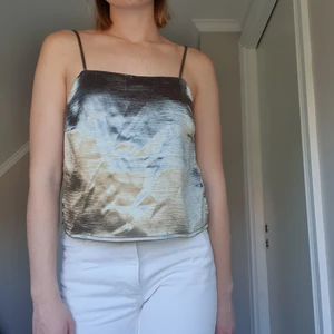 Grönt linne - Det gröna linnet är i sammetsliknande material köpt från NA-KD. Den har små defekter om man kollar noga på bild 3 därav priset 😊. Du betalar endast för frakten på 45 kr (eller 66 kr för spårbart) för detta plagg.