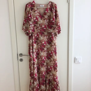 Mönstrad Rodebjer klänning stl M - Ledig klänning, har vida och något transpernta ärmar och v-ringad hals. Superfin och sparsamt använd. Jättesnygg på. Frågor? Svarar gärna!