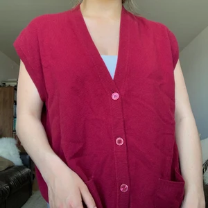 Stickad väst  - Röd oversize stickad väst köpt secondhand. Använd endast några gånger. Står inte vilken storlek men passar nog de flesta med tanke på att den är oversize! Köparen står för frakten annars kan jag mötas upp i Göteborg :)