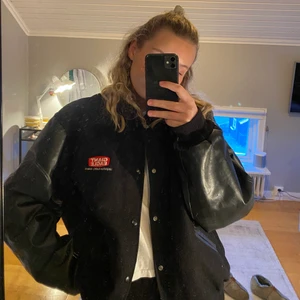 VINTAGE VARSITY JACKET - Världens finaste varsityjacka!!!! 😍 Säljer då jag tyvärr inte fått lika mycket användning av den som jag hoppats. Den är oversized på mig som är 170cm och vanligtvis S/M. Det står att den är storlek XXL, men skulle snarare säga en L. Passar alla storlekar beroende på önskad passform. Jackan är fodrad & ärmarna är i läder. Skriv privat för fler bilder eller frågor 🧡 Köparen står för frakten på 99kr ☺️ - ingen budgivning köp direkt för 700.