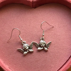 kerub örhängen 👼 - söta örhängen med en liten kerub! 50kr och frakten är gratis<3