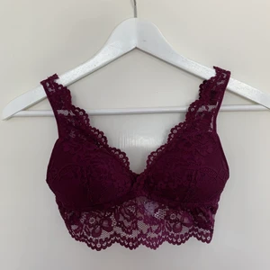 Spets bralette  - Mörk lila spets bralette, knappt använd, bra skick, säljer den pga för liten. 