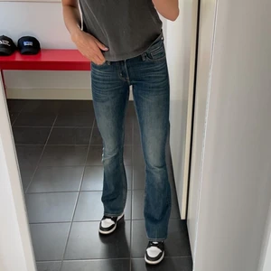 Lågmidjade bootcut jeans!  - Säljer dessa lågmidjade bootcut jeans från Crocker. De är supersköna men säljer då de blivit lite små för mig. Storleken är 24/31. Buda från 150 kr, köparen står för frakt!💙