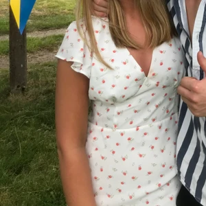 Sommarklänning💕 - Säljer min superfina klänning från nakd då den inte passar mig längre. Den är endast använd en gång så i väldigt fint skick. Köparen står för frakt 💕🥰☺️ 