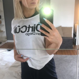 T-Shirt  - En vit t-shirt från märket dirt cult, aldrig använd.                    Lite längre där bak 